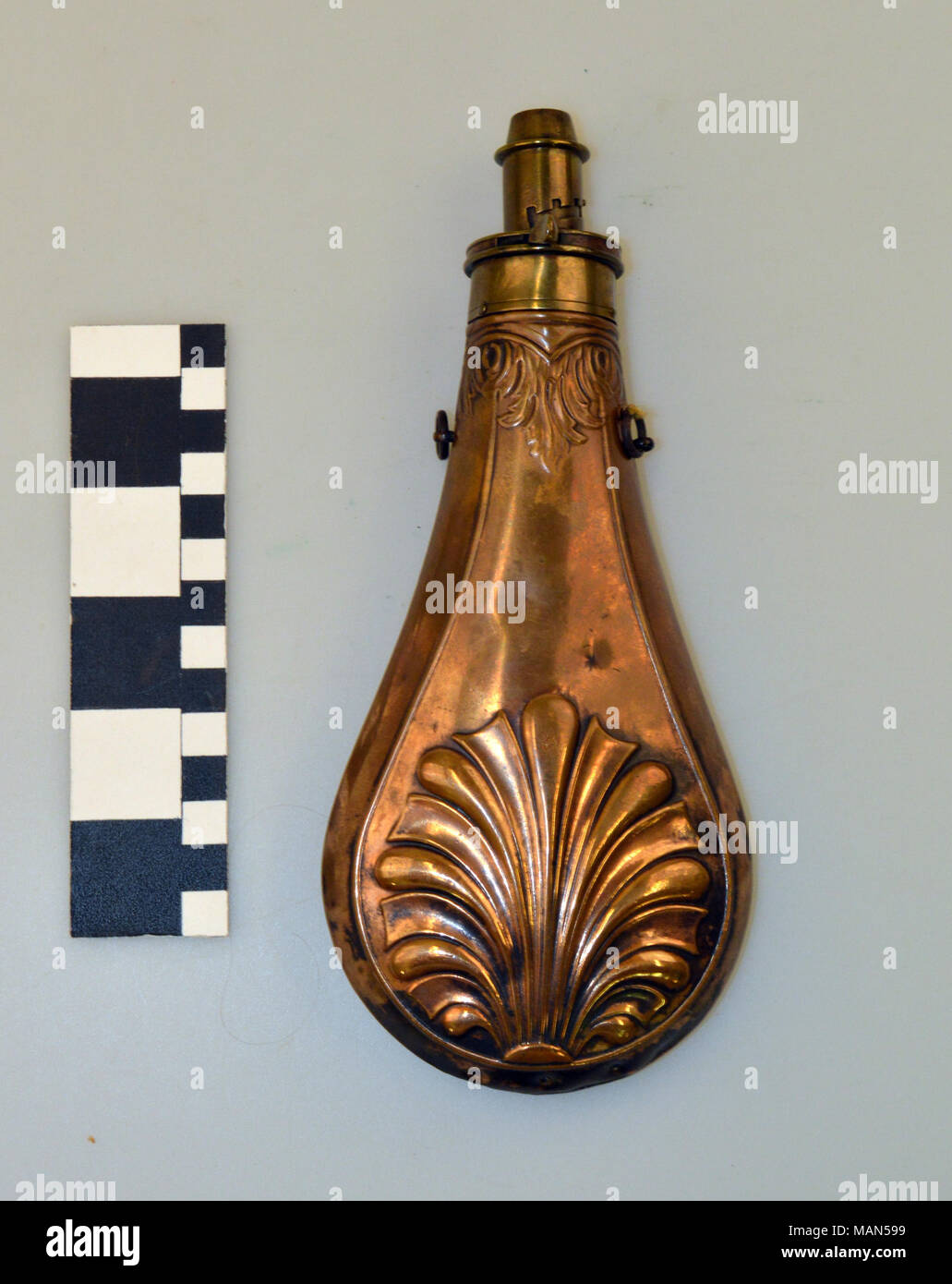 Poudre de corps cuivre laiton avec ballon bec et chargeur, semblables à celles produites par la société américaine et la fiole. Titre : Ballon Poudre Cuivre et laiton avec conception de pétoncles . Entre 1840 et 1890. Banque D'Images