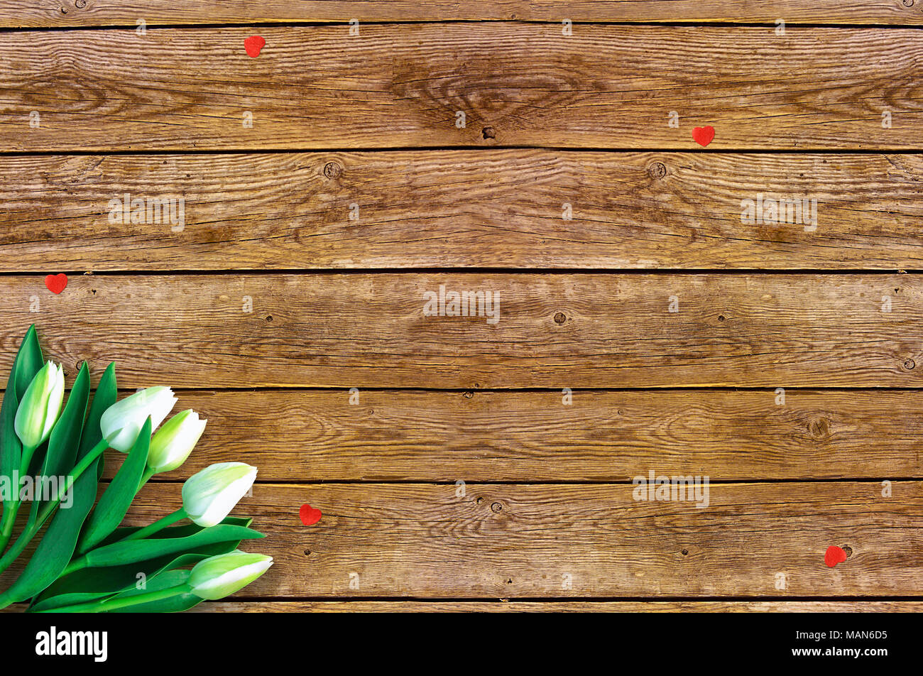 Les tulipes sur fond de bois avec espace pour message. Arrière-plan de la Fête des mères. Des fleurs sur la table rustique pour le 8 mars, Journée internationale des femmes, anniversaire , Banque D'Images