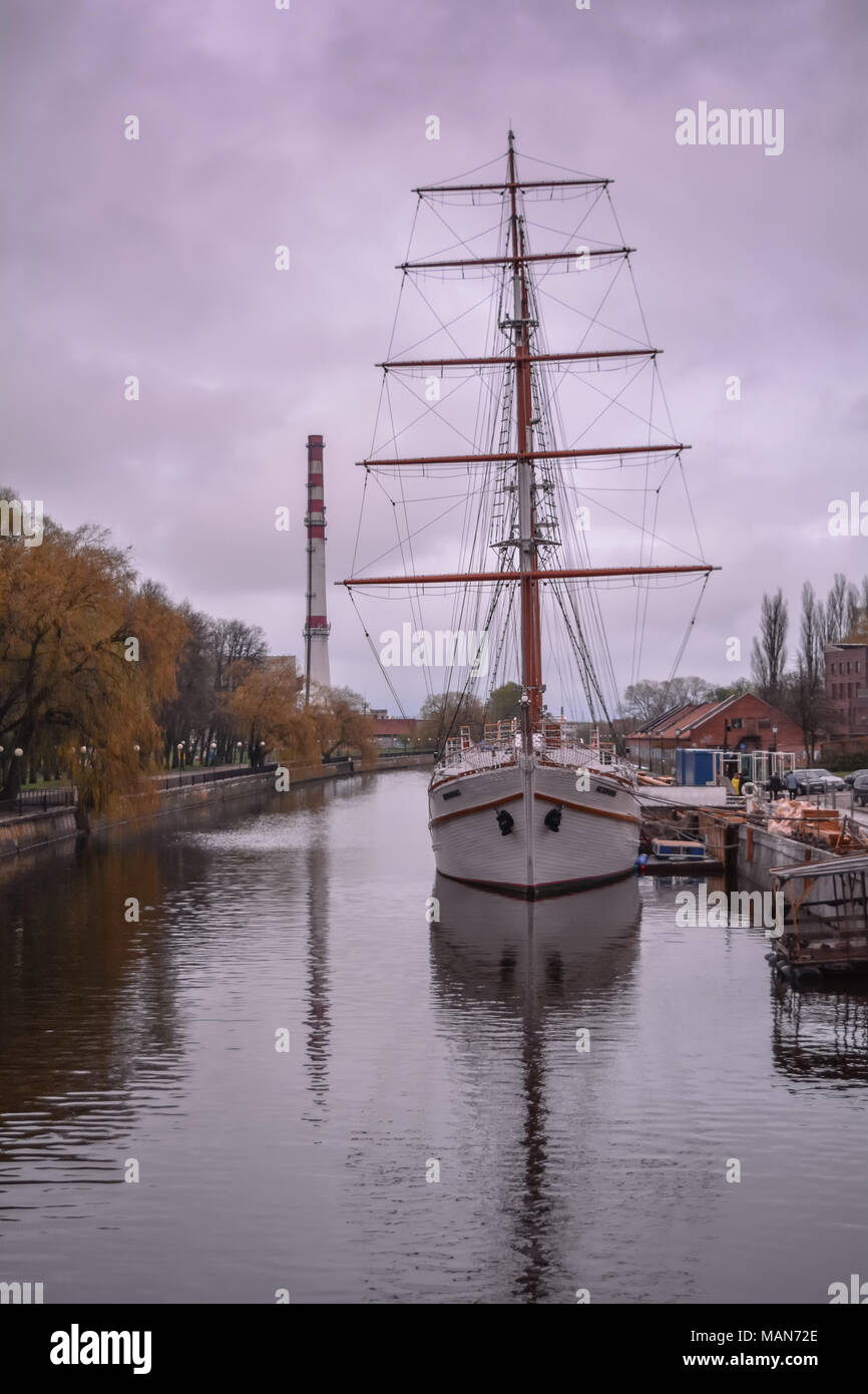 Voilier au coucher du soleil dans le centre de Klaipeda, Lituanie Banque D'Images