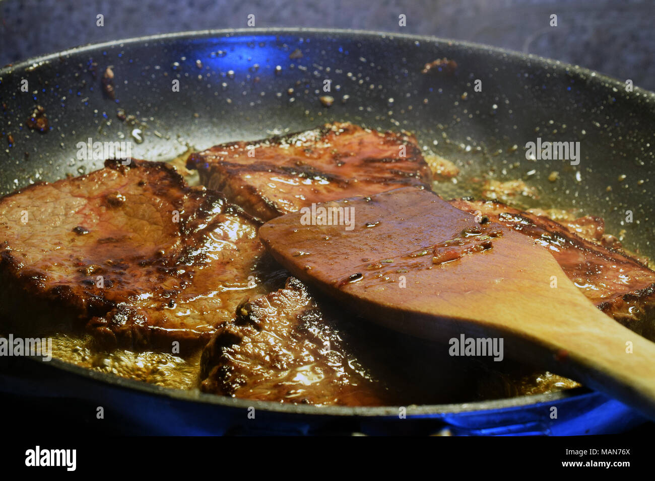 Close up of delicious steaks sur poêle prêt à manger. Banque D'Images