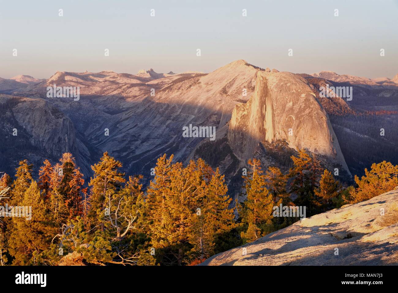 Coucher de soleil sur Half Dome, Yosemite National Park Banque D'Images