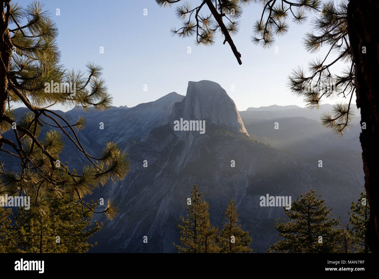 Lever du soleil à demi dôme à Yosemite National Park Banque D'Images
