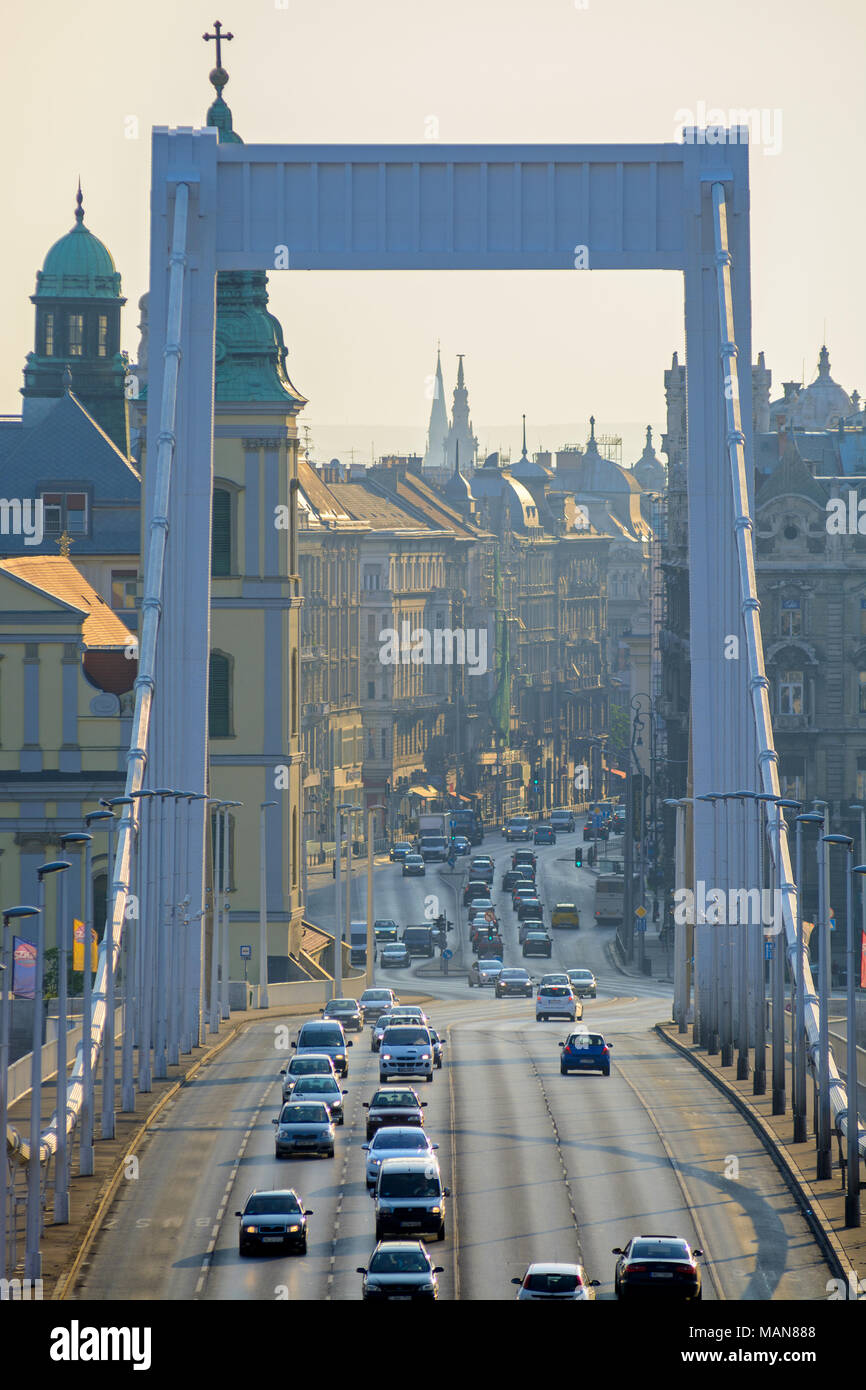 Vue sur le centre-ville de Budapest à travers pont Elisabeth arche métallique. Ttraffic Banque D'Images