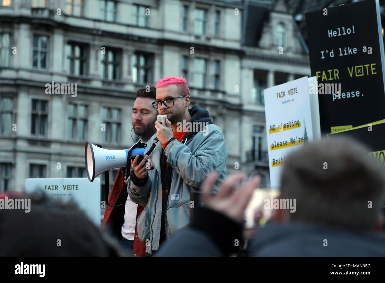 Christopher Wylie, un ancien directeur de recherche à Cambridge Analytica, traite de la représentation équitable au rassemblement à la place du Parlement, Londres le 29 mars, 2018. Banque D'Images