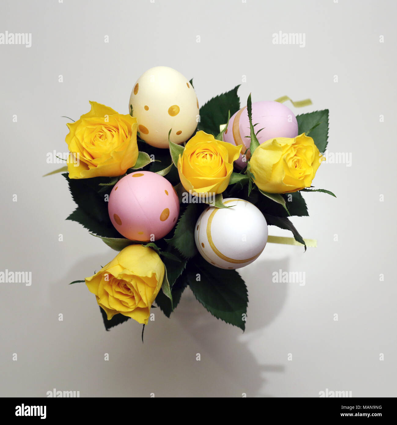 Faites Un Bouquet De Fleurs Jaunes Et Les Oeufs De Pâques