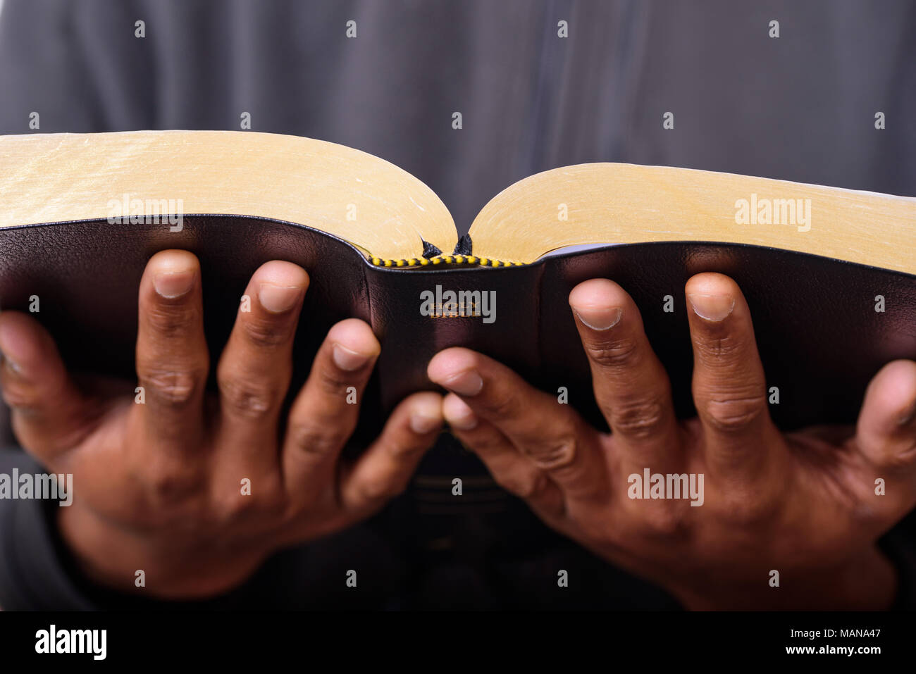 Une vue en gros plan d'un homme mains tenant la Sainte Bible Banque D'Images