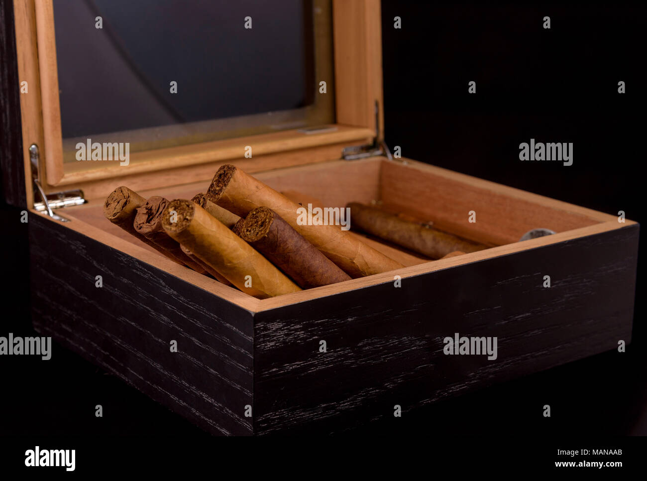 Arôme riche de cigares s'échapper d'un humidor Banque D'Images