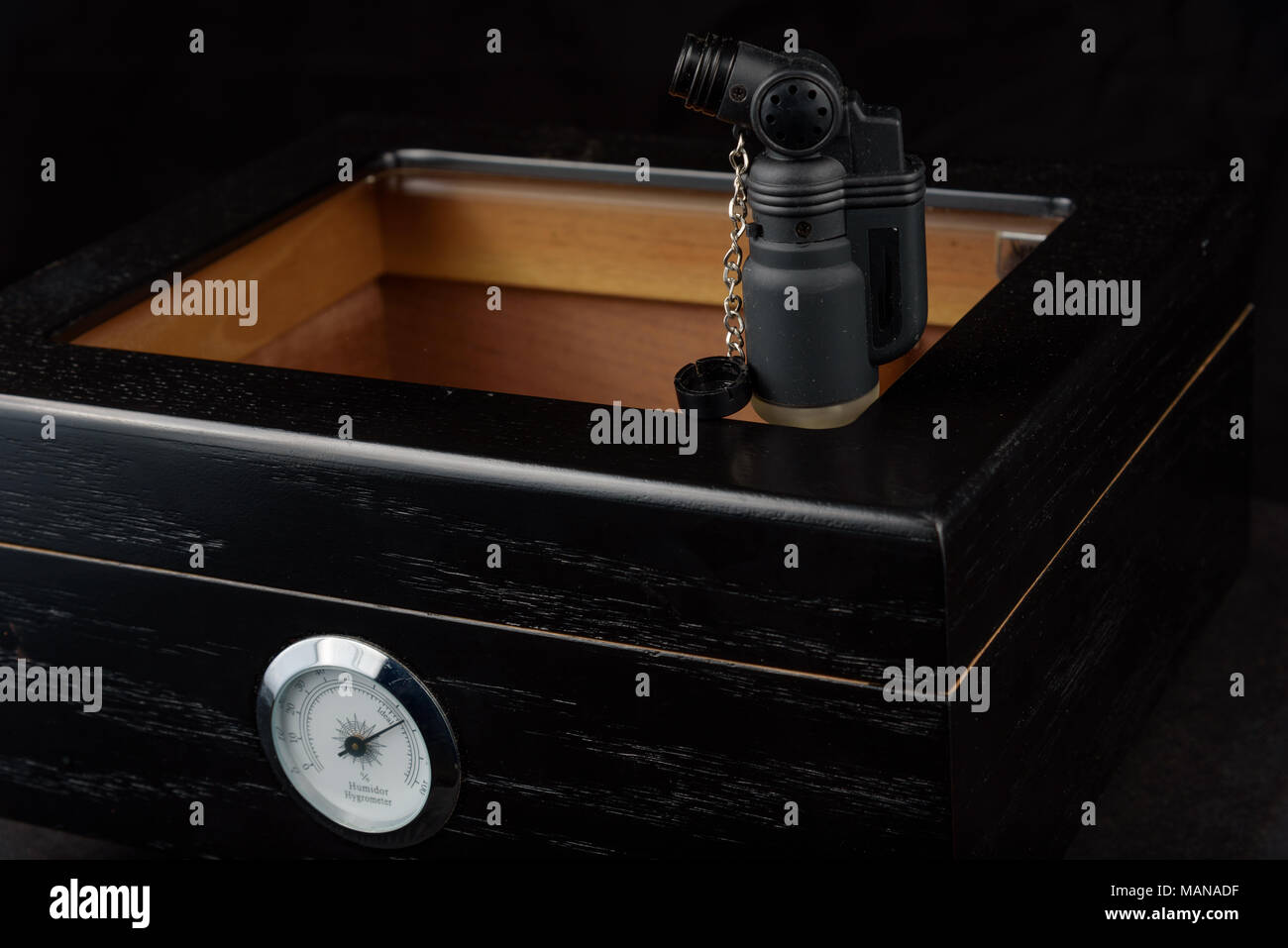 Une torche au butane noir noir au-dessus d'une cave. Fond noir Banque D'Images