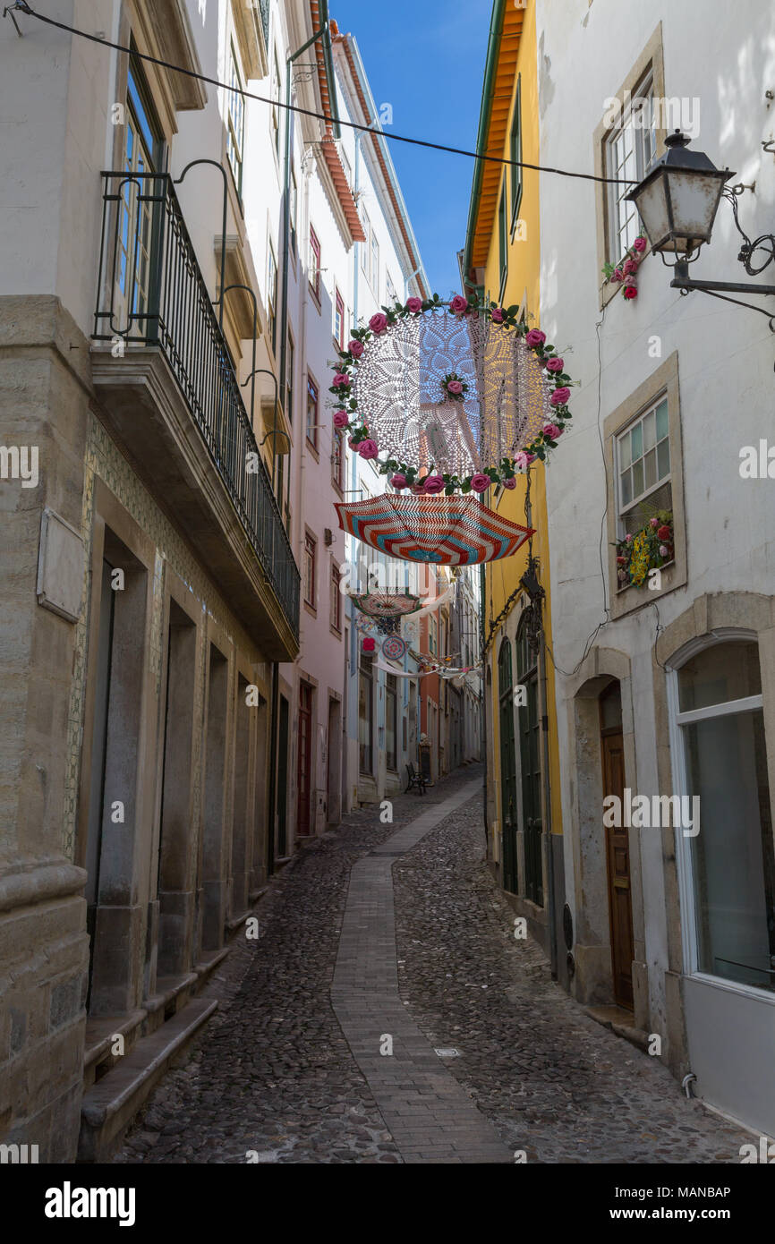Les napperons colorés accroché dans la rue à Coimbra, Portugal- Banque D'Images