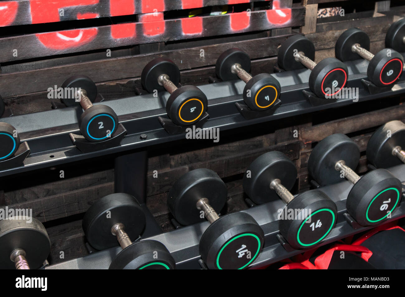 Et de l'acier noir haltères en sport : le poids de l'équipement de conditionnement physique- Banque D'Images