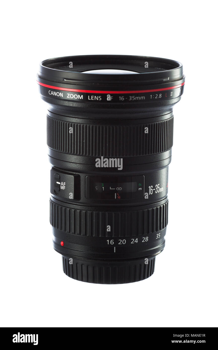 Varna, Bulgarie - Décembre 03, 2015 - Canon EF 16-35 mm f/2,8L IS II USM est une haute performance, résistant à l'eau, ultra grand-angle Zoom série L Banque D'Images