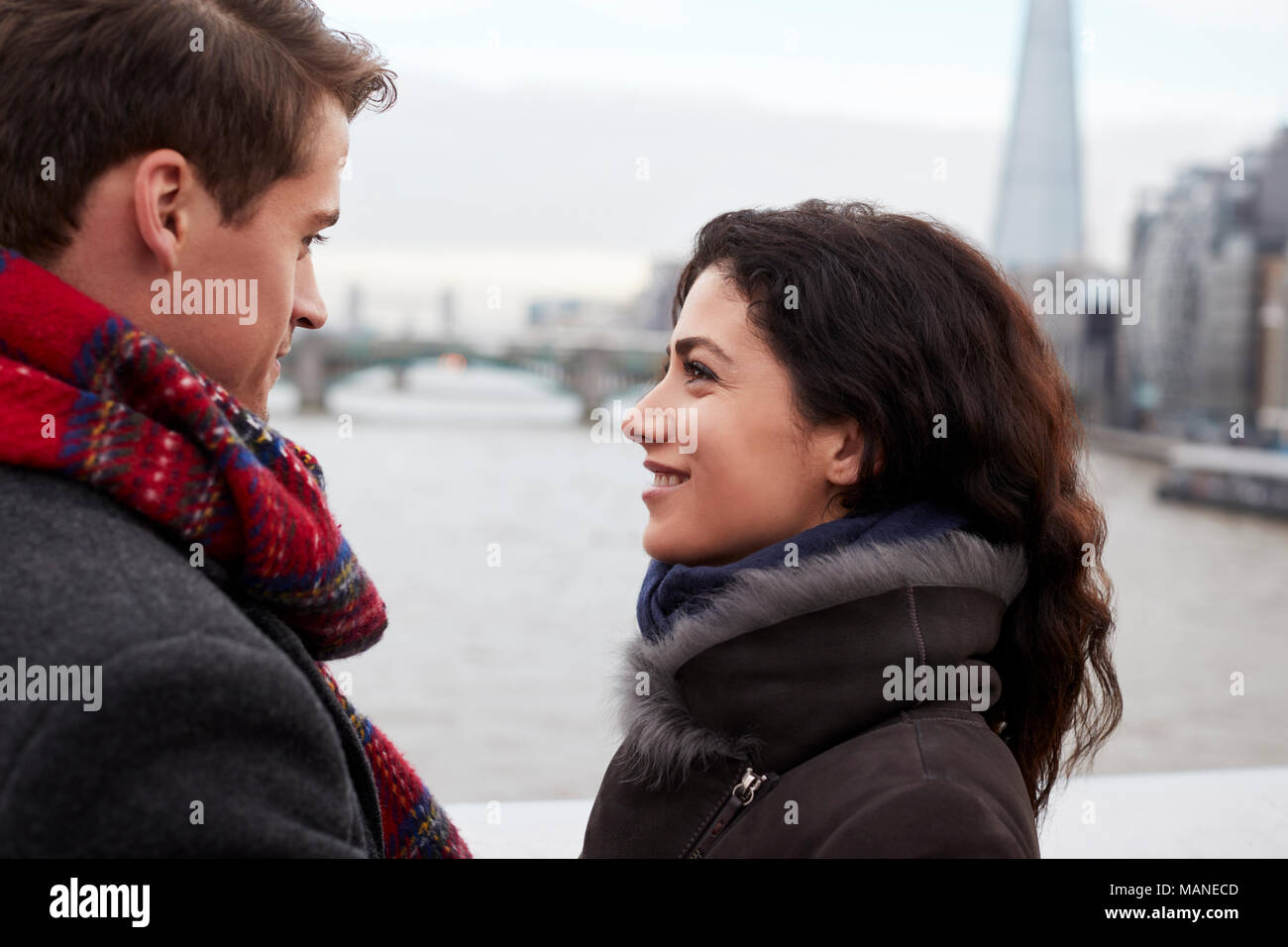 Jeune couple de touristes visitant Londres en hiver Banque D'Images