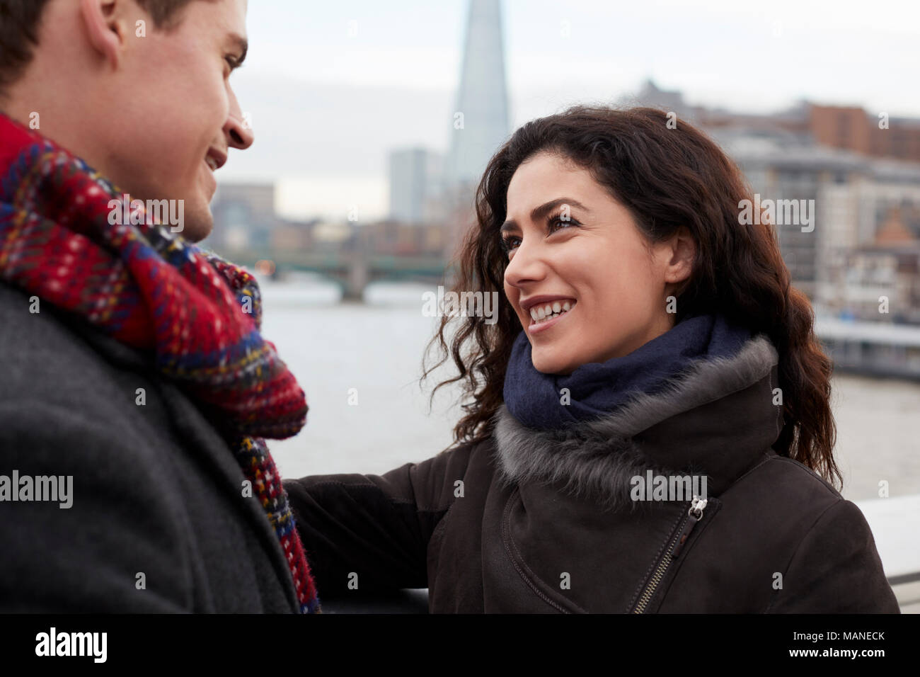Jeune couple de touristes visitant Londres en hiver Banque D'Images