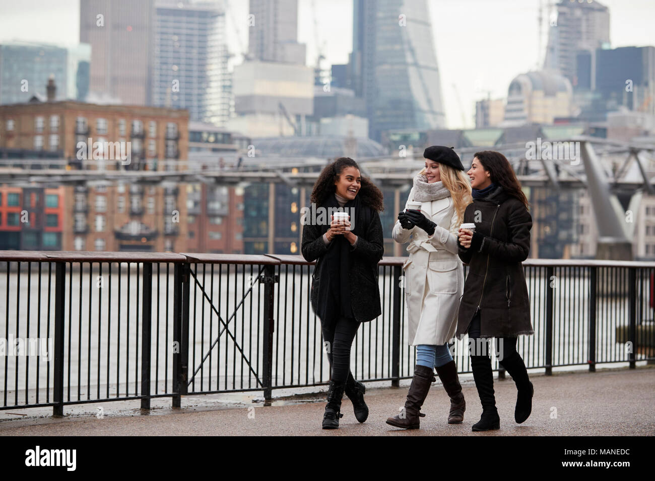 Amies à pied le long de South Bank sur l'hiver visite à Londres Banque D'Images