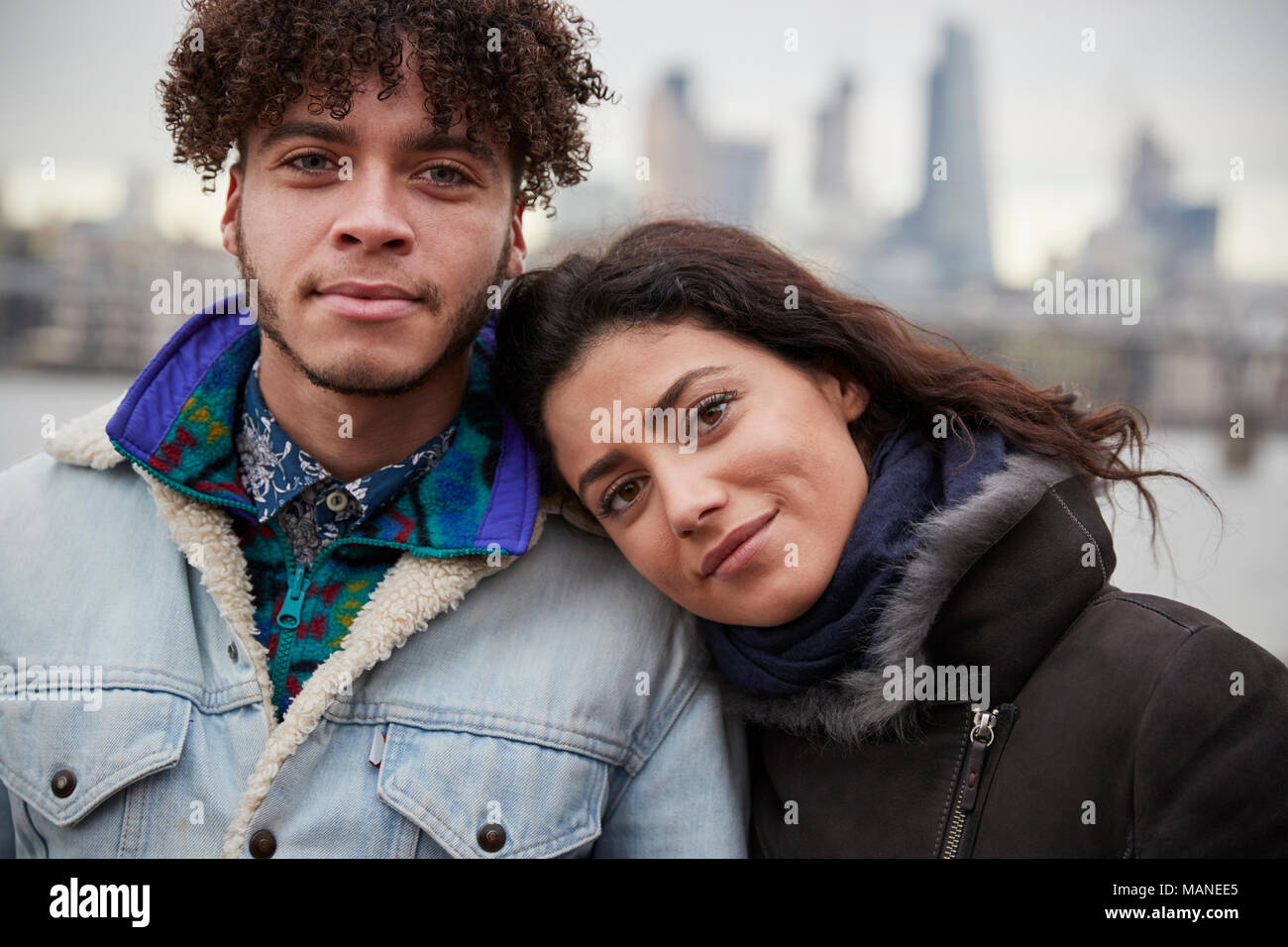 Portrait de couple en train de marcher le long de South Bank sur visite à Londres Banque D'Images