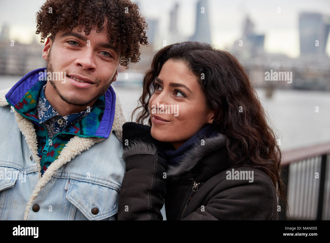 Portrait de couple en train de marcher le long de South Bank sur visite à Londres Banque D'Images