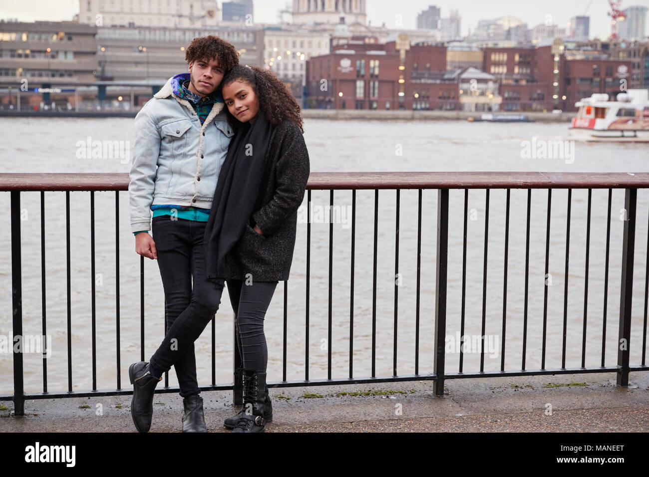 Portrait de couple en train de marcher le long de South Bank sur visite à Londres Banque D'Images