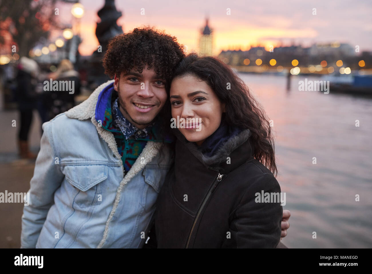 Portrait de couple en train de marcher le long de South Bank sur visite à Londres Banque D'Images