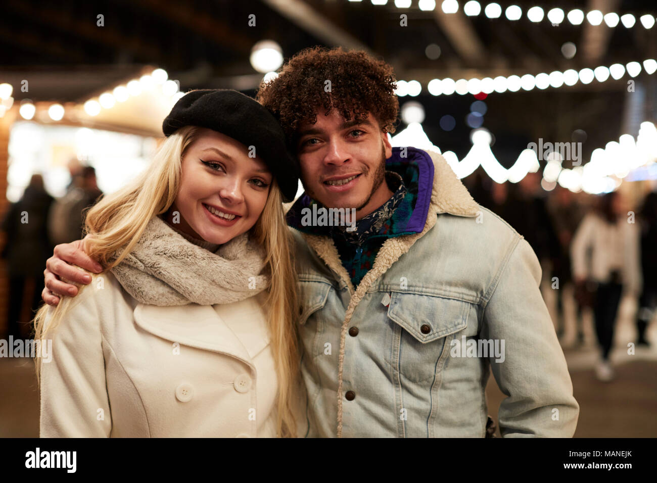 Portrait de Couple Marché de Noël dans la nuit Banque D'Images