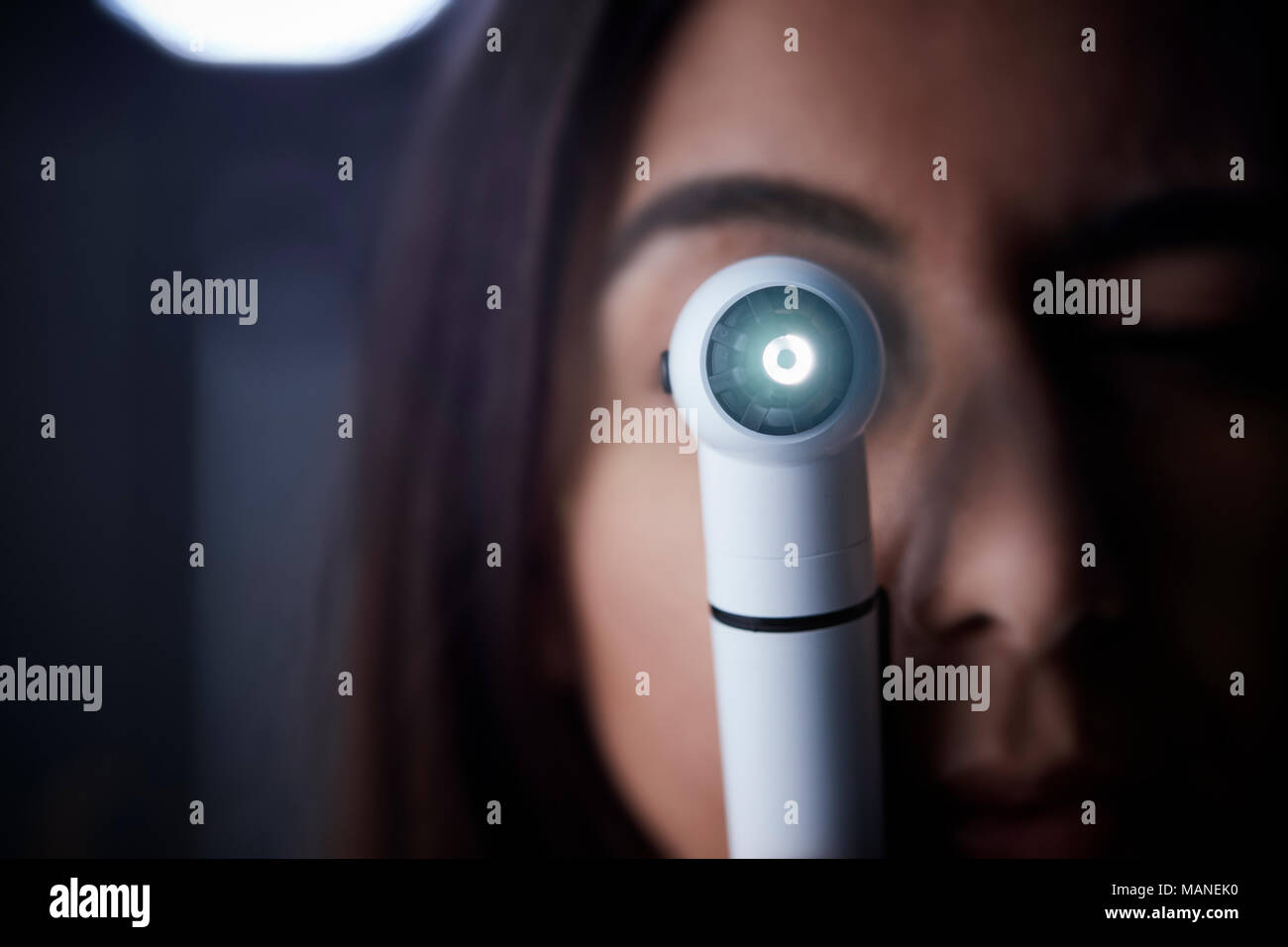 Femme médecin à l'aide d'un otoscope pour examen, Close up Banque D'Images