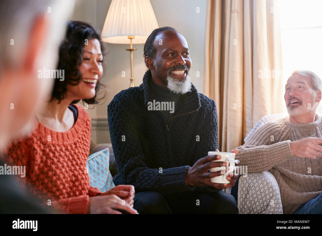 Réunion d'amis Couple d'âge moyen autour de table dans un café Banque D'Images