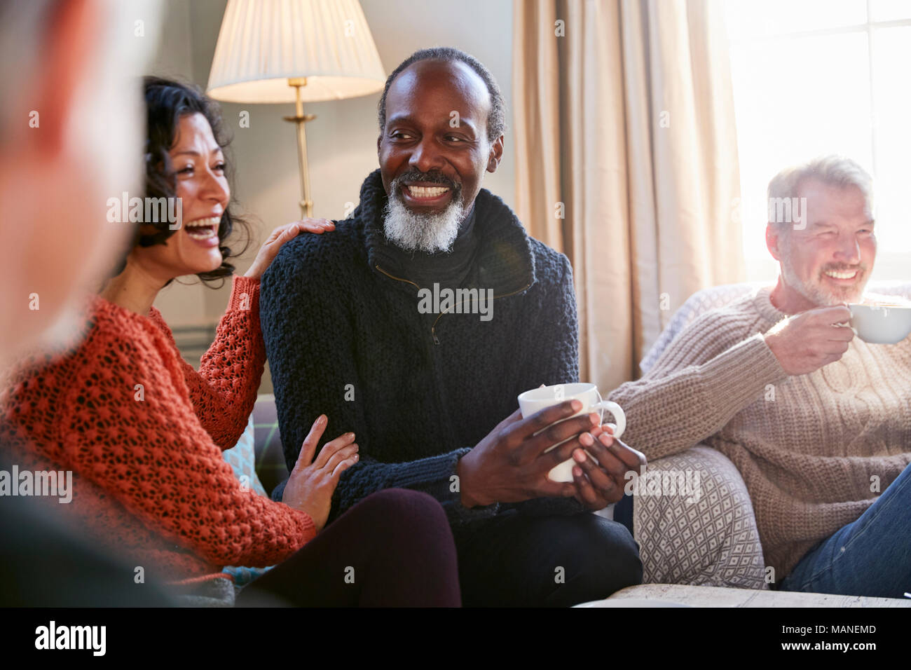 Réunion d'amis Couple d'âge moyen autour de table dans un café Banque D'Images