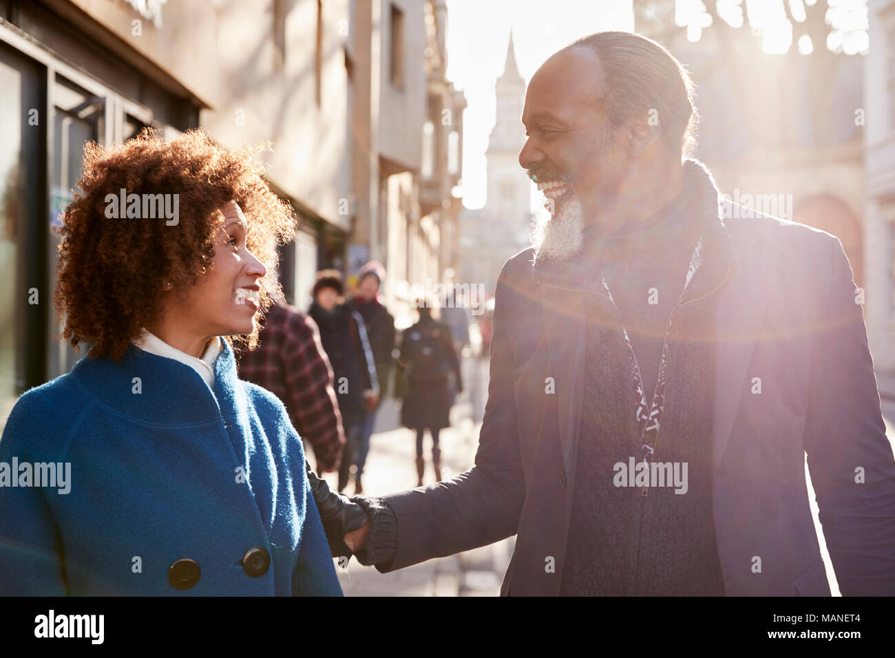 Couple d'âge moyen marche à travers l'automne en ville ensemble Banque D'Images