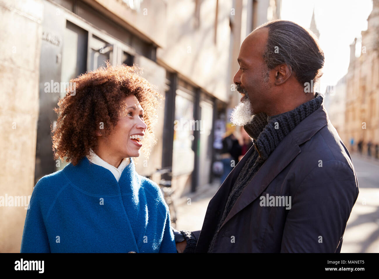 Couple d'âge moyen marche à travers l'automne en ville ensemble Banque D'Images