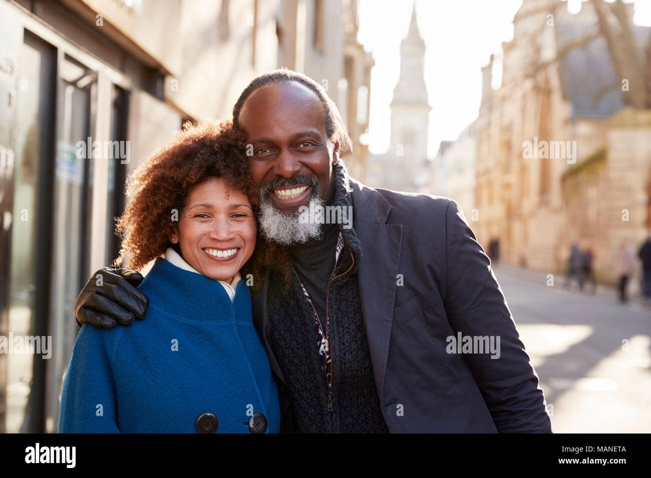Portrait Of Mature Couple Walking Through City à l'automne ensemble Banque D'Images