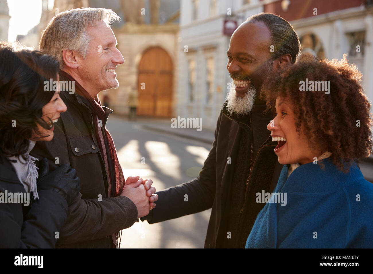 Groupe d'amis d'âge mûr à l'extérieur en lieu de réunion Banque D'Images