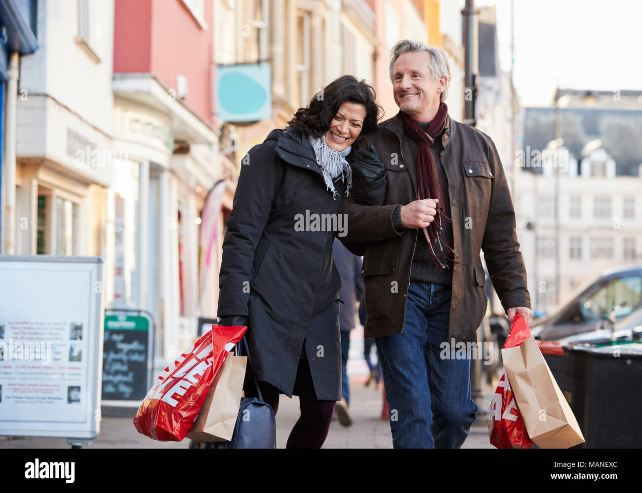Mature Couple Enjoying shopping en ville Banque D'Images