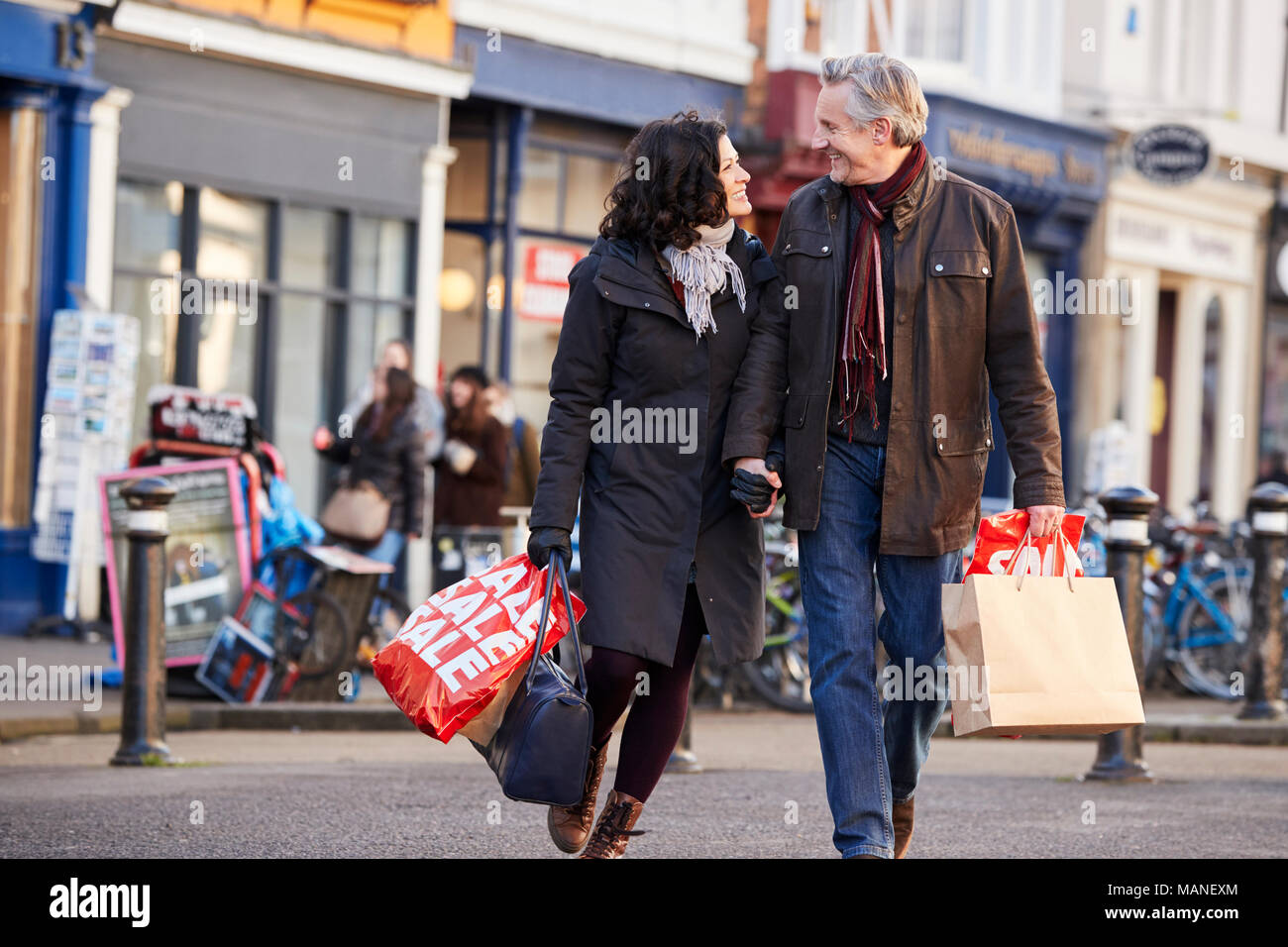Mature Couple Enjoying shopping en ville Banque D'Images