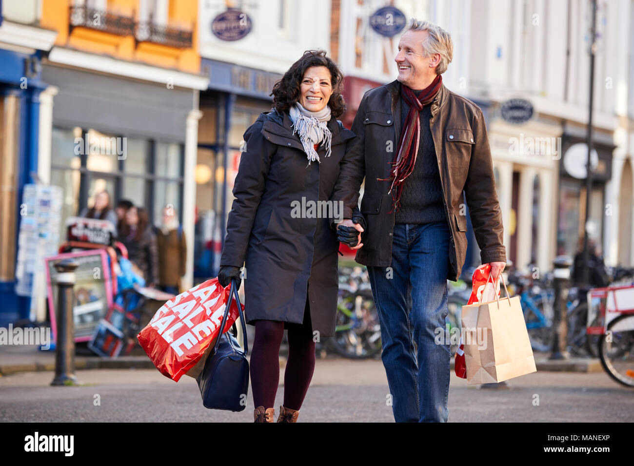 Mature Couple Enjoying shopping en ville Banque D'Images