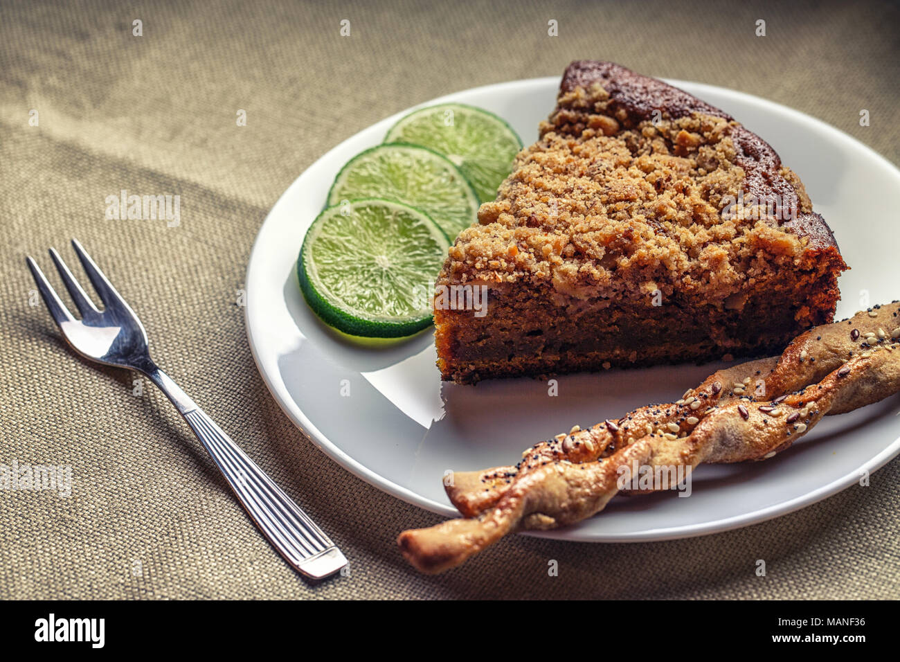 Morceau de gâteau fait maison décorée avec des fruits frais et de blé entier cuit au four sticks Banque D'Images