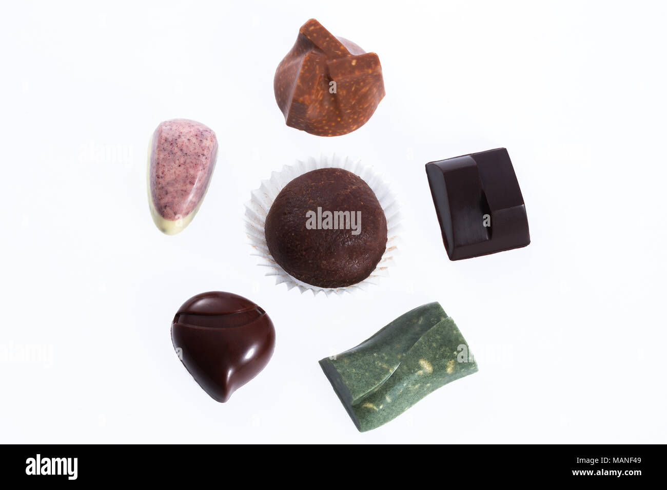 Chocolat Artisanal bonbons collection isolé sur fond blanc Banque D'Images