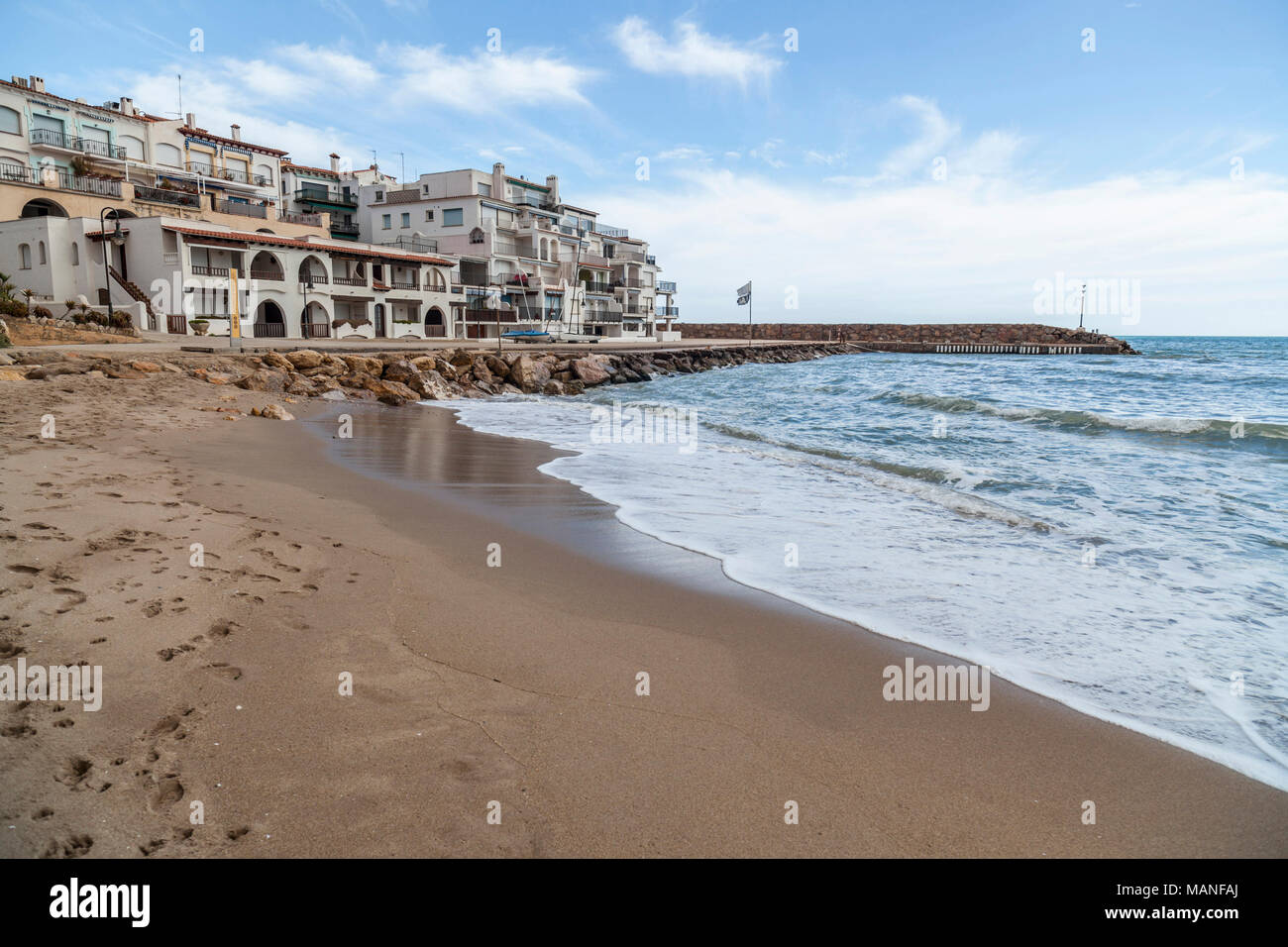 Plage de la Méditerranée, San Roc Gaieta Roda, de Bera, Costa Dorada, Catalogne, Espagne. Banque D'Images