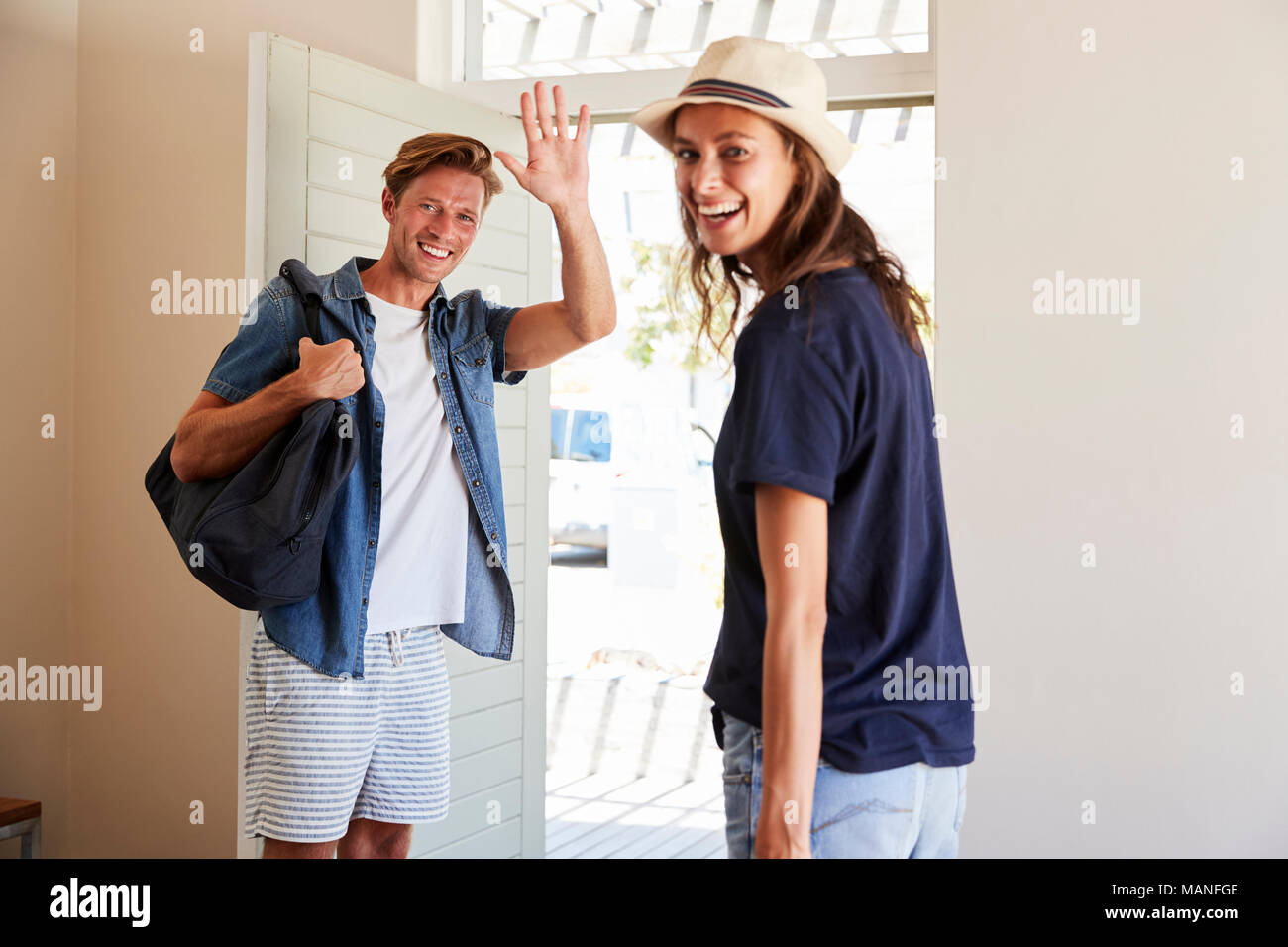 Portrait de couple de quitter la maison pour vacances Banque D'Images