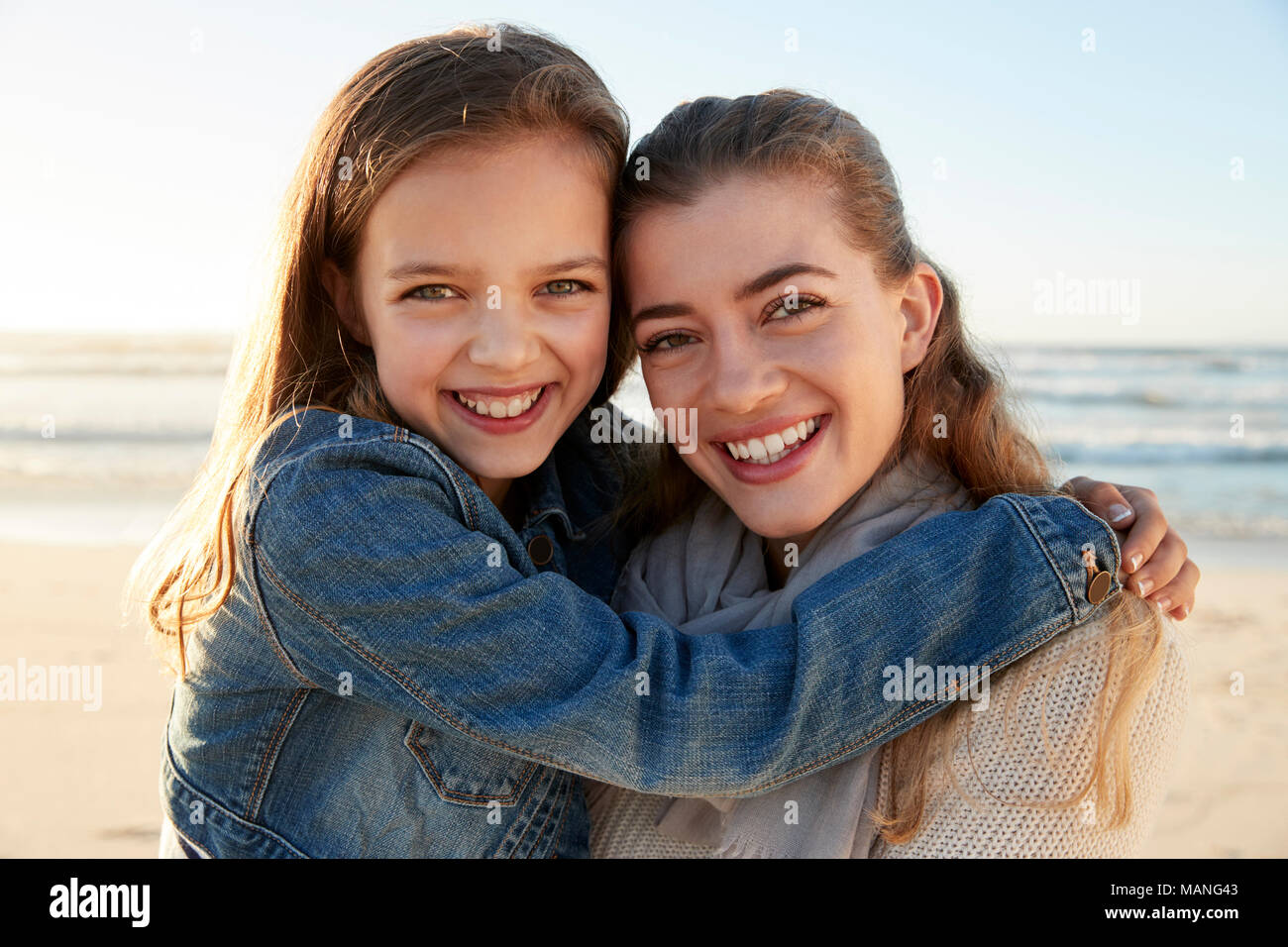 Portrait de Mère et fille sur la plage d'hiver Banque D'Images