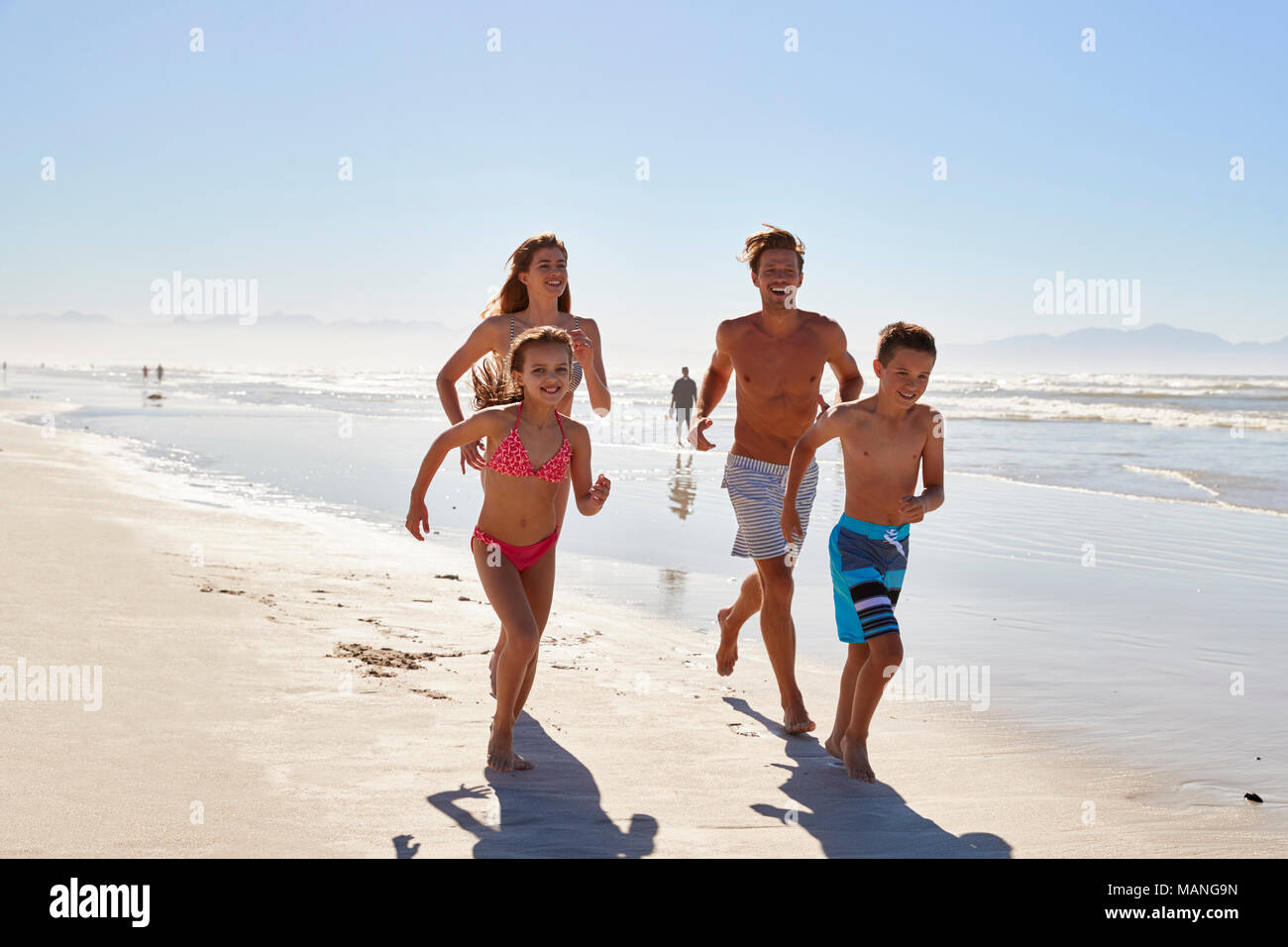 Famille En Vacances Le Long De Plage Ensemble Banque D