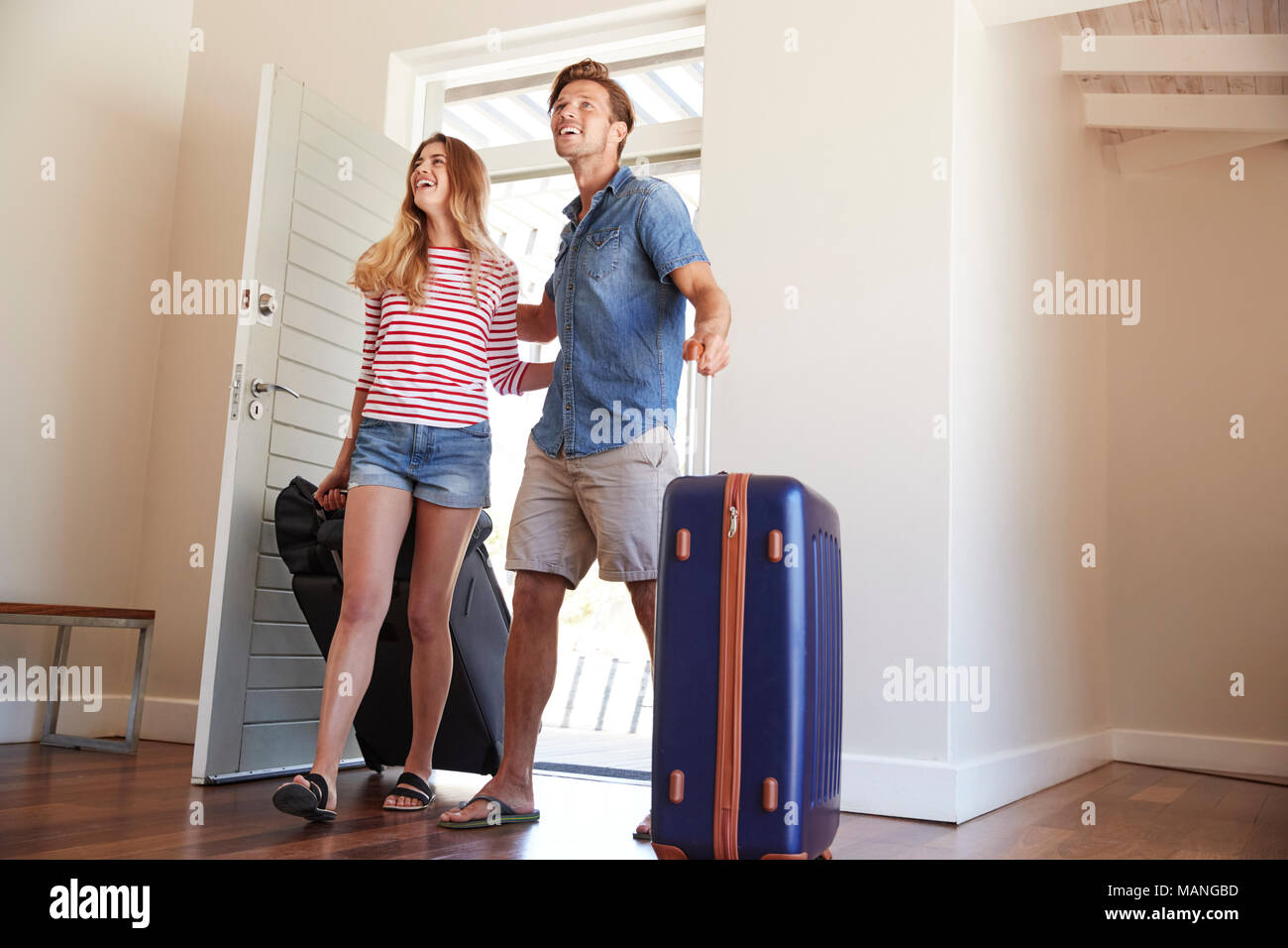 Couple arrivant à la location de vacances d'été Banque D'Images