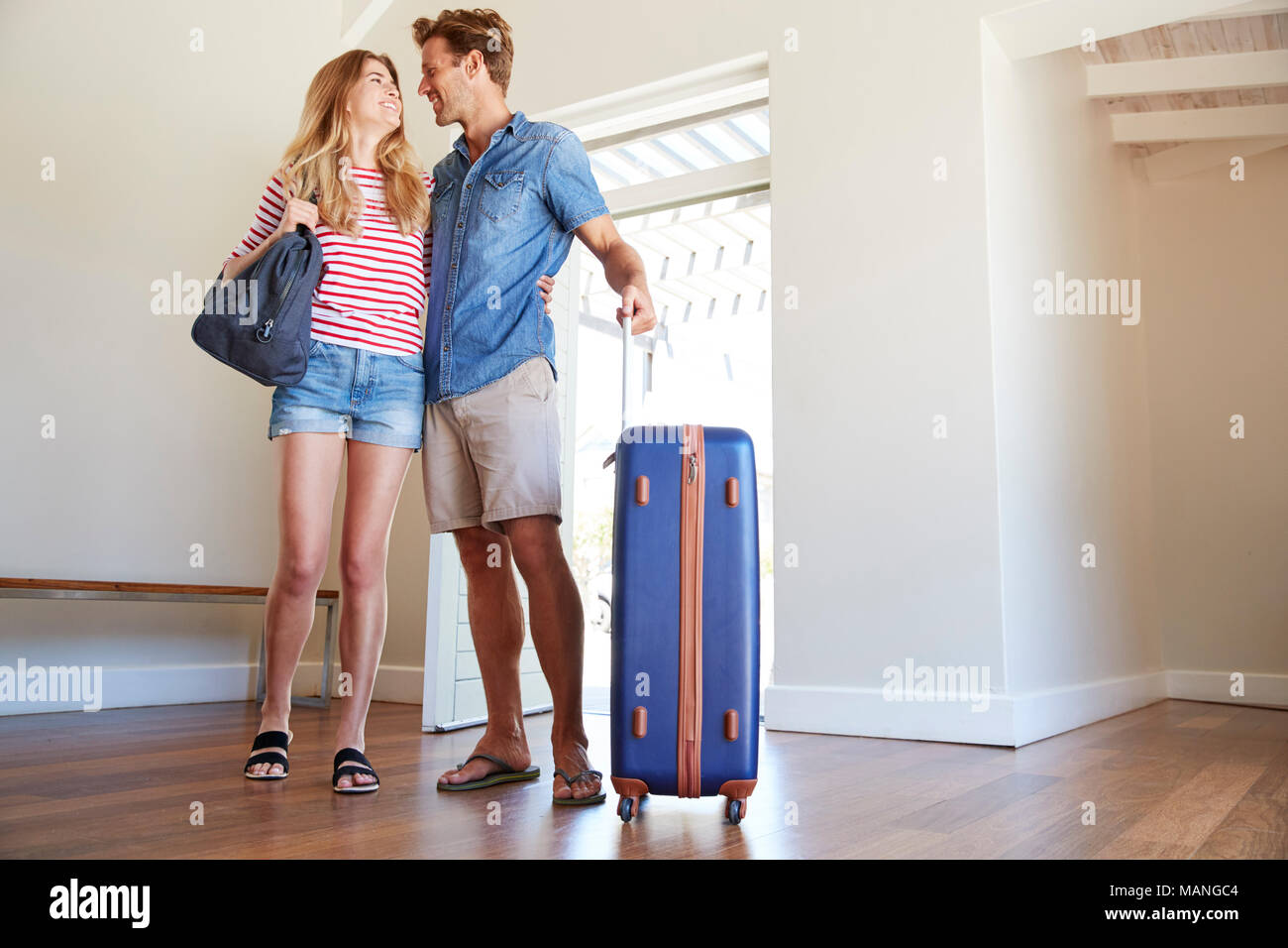 Couple arrivant à la location de vacances d'été Banque D'Images