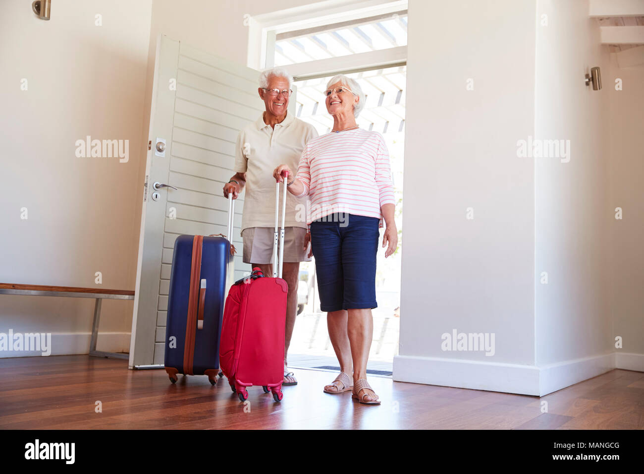Couple arrivant à la location de vacances d'été Banque D'Images