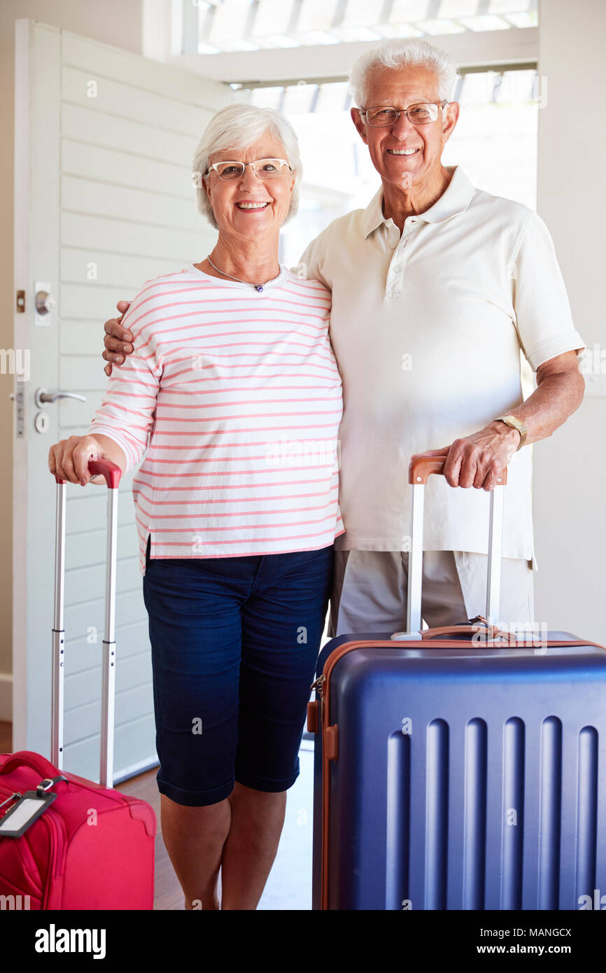 Portrait of Senior Couple arrivant à la location de vacances d'été Banque D'Images