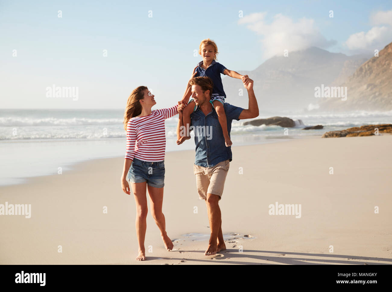 Les parents exerçant son fils sur les épaules On Beach Vacation Banque D'Images