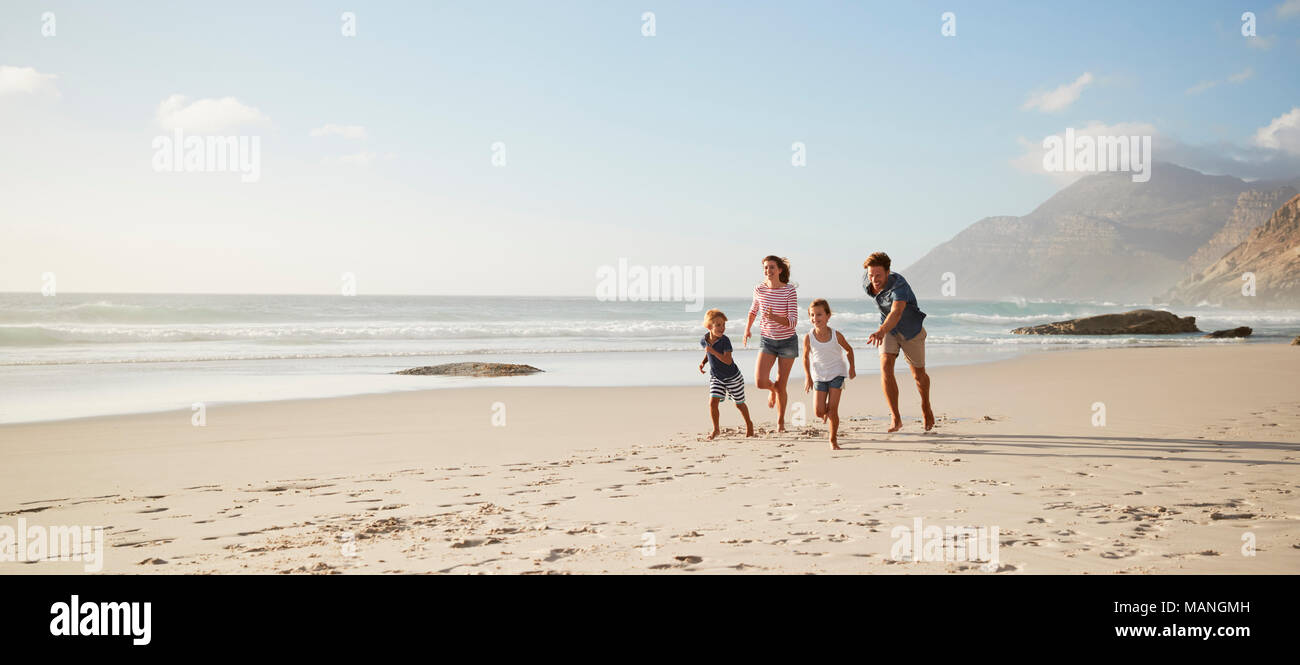 Les parents le long de plage avec les enfants en vacances Banque D'Images