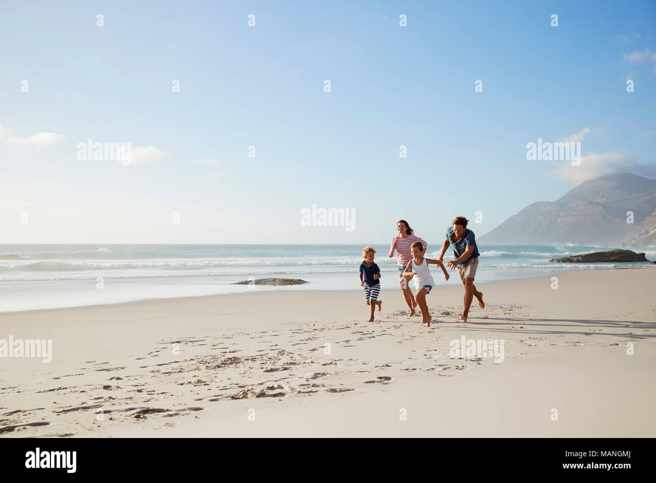 Les parents le long de plage avec les enfants en vacances Banque D'Images