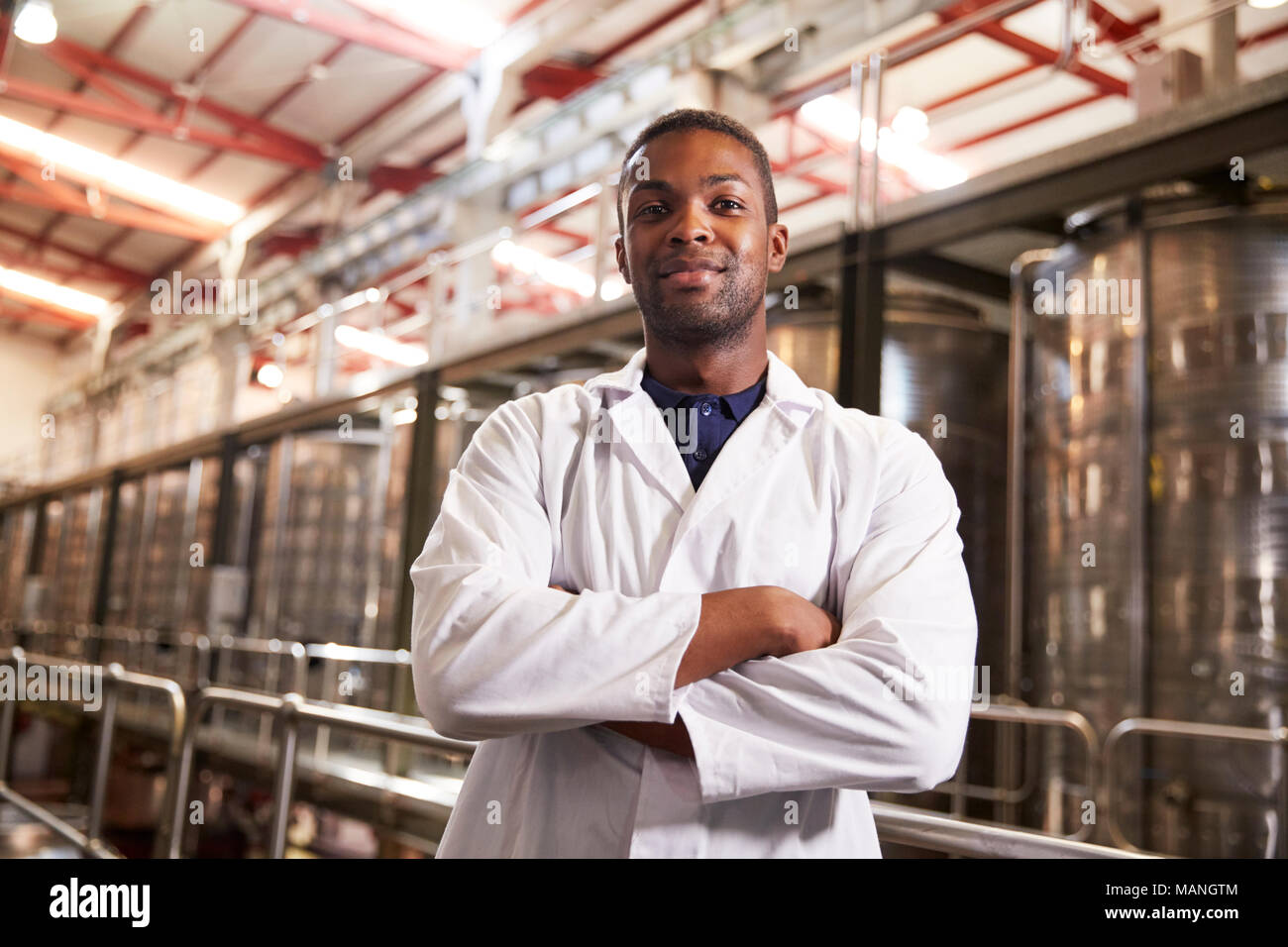 Portrait d'un jeune homme noir technicien à une usine de vin Banque D'Images