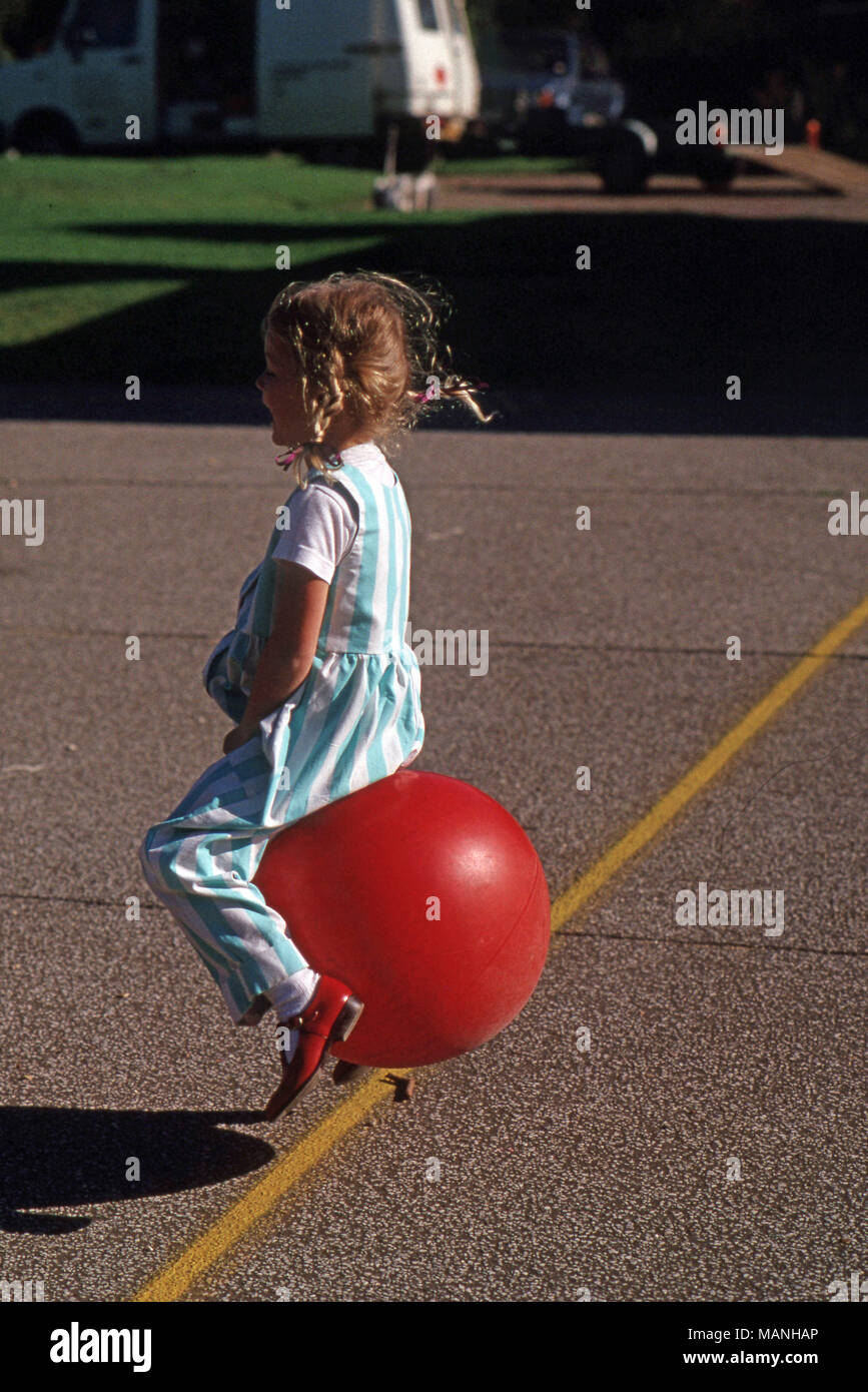 Bouncy Ball Girl playing on avec poignées Banque D'Images