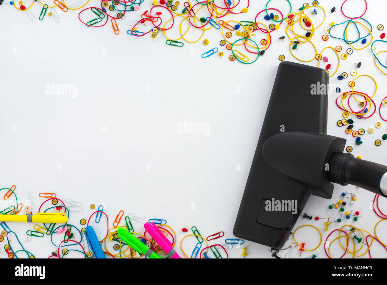 Aspirateur et copyspace pour un message texte. Concept de nettoyage de bureau. Banque D'Images