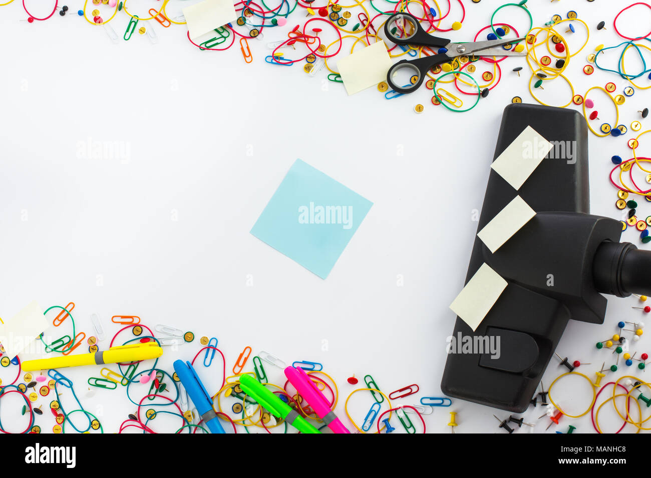 Aspirateur et copyspace pour un message texte. Concept de nettoyage de bureau. Banque D'Images